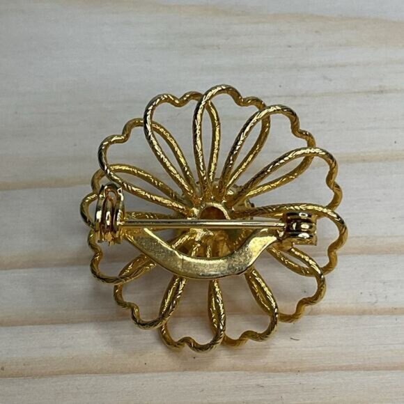 Vintage Gold Tone Flower Brooch With Red Rhinestone Center - Picture 4 of 4